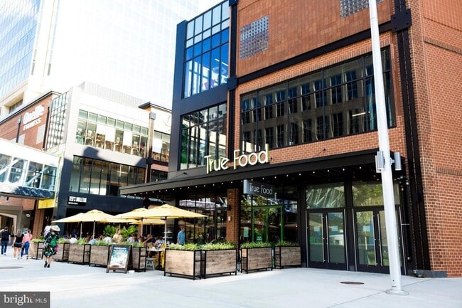 Building Photo - 3800 Fairfax Dr