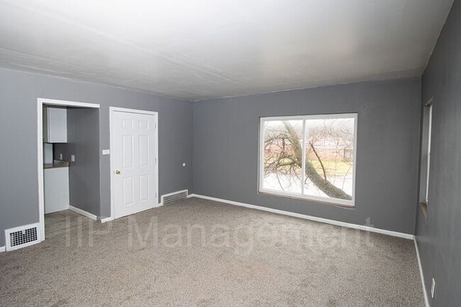 Building Photo - Lee/Harvard Area 2BR 1BA Up Unit