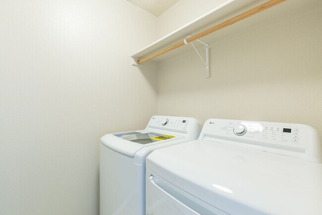 Building Photo - 3 bed 2 bath home