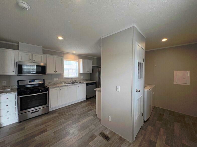 Building Photo - 293 Basket Branch