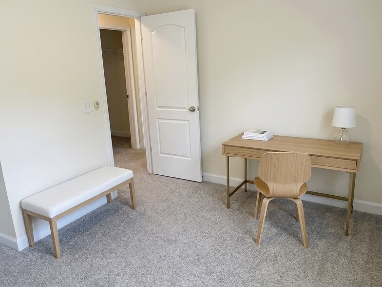 Building Photo - 200 Clover Ct