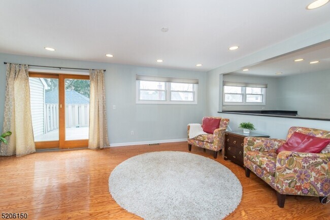 Building Photo - 326 Victor St