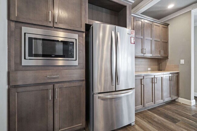 Building Photo - "Spacious 4-Bedroom Retreat with 3400 Sq Ft of Comfort in Gibsonton, FL!"