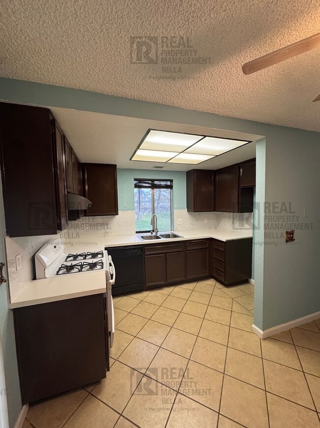 Building Photo - 55+ COMMUNITY- Charming 2-Bed, 2-Bath Home in Desirable 55+ Sunrise Community