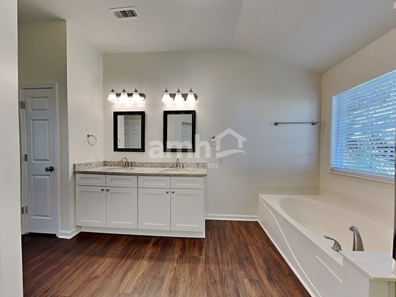 Building Photo - 4210 Lindsey Ln