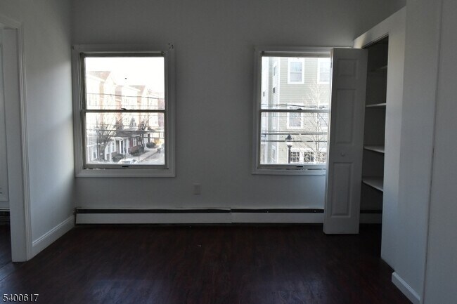 Building Photo - 129 Central Pl