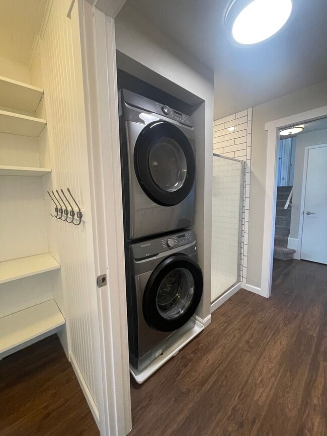 Building Photo - Large Home in peaceful setting