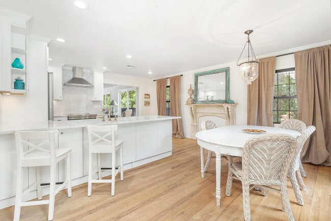 Building Photo - 240 Almeria Rd