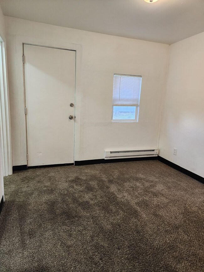 Building Photo - 1 bed 1 bath unit w/ shared laundry