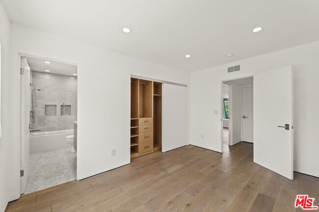 Building Photo - 13336 Maxella Ave