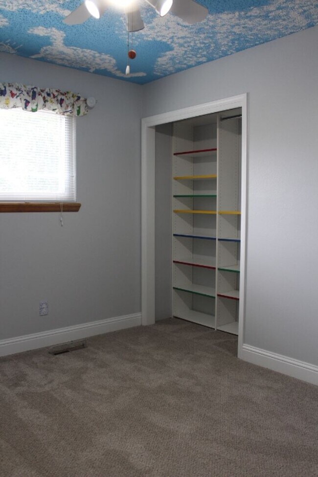 Building Photo - Columbine Hills - 3 BR/2 1/2 BA Home!