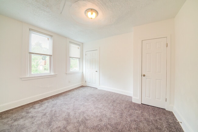 Building Photo - Available JUNE 2026 - Spacious 2 Bedroom Home in Mt. Washington!