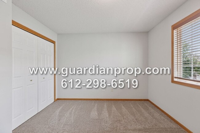 Building Photo - End Unit Townhouse Available Now, Open Floor Plan, Fireplace, Patio, Large Primary Suite