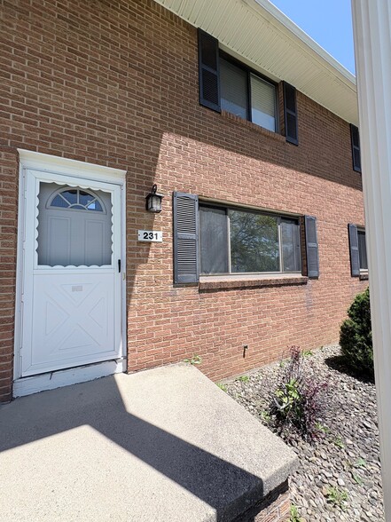 Building Photo - 231 Greenmeadow Dr
