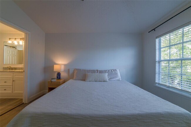 Building Photo - 27801 Pleasure Ride Loop