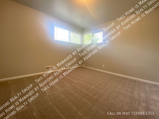 Building Photo - 2215 Bonfoy Ave