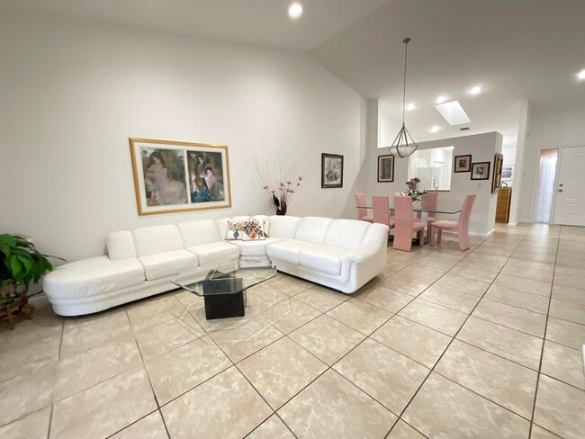 Building Photo - 5570 Royal Lake Cir