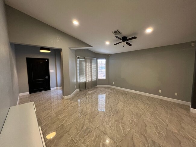 Building Photo - NICE 3 BED 2 BATH!