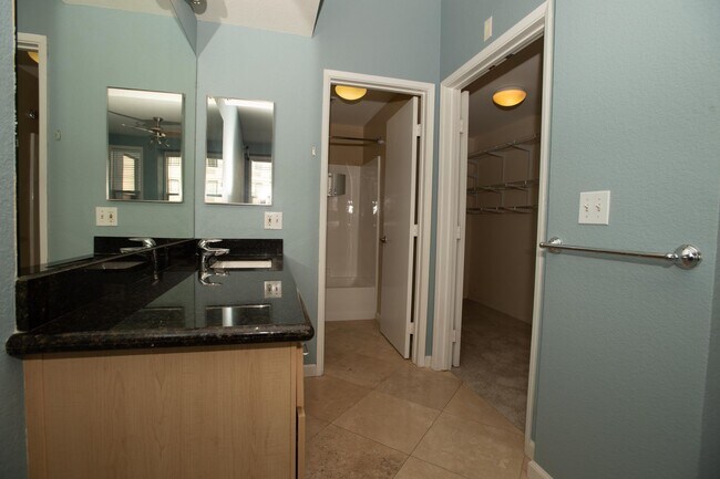 Building Photo - Walk-Up Townhouse in Downtown SD -  Dual Master 2 Bed 3 Bath with Brand New Flooring!