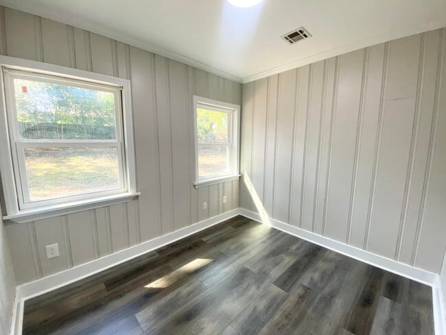 Building Photo - 2140 Silverdale Rd