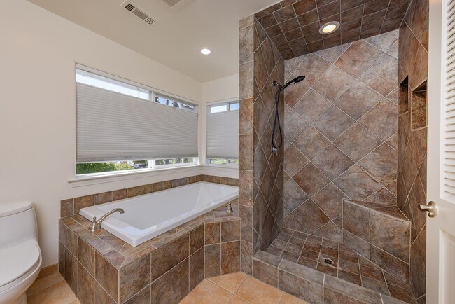 Building Photo - 304 El Conejo Dr