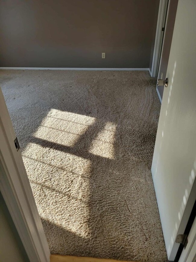 Building Photo - Two Bedroom Condo in BG