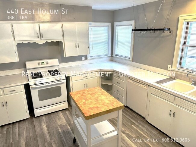 Building Photo - Gorgeous Deforest house for rent with many...