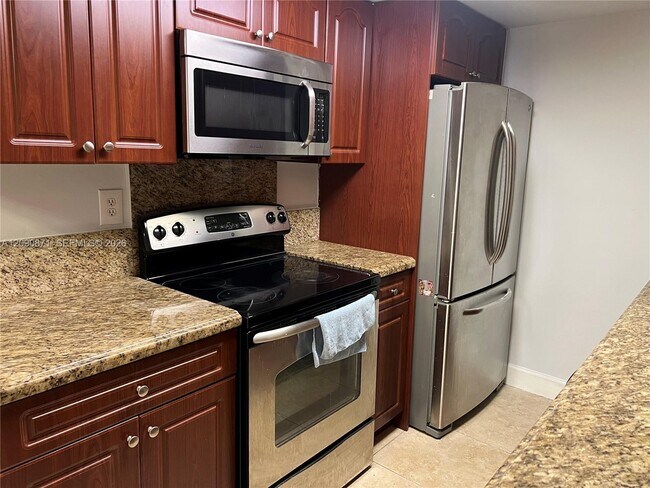 Building Photo - 7200 Fairway Dr