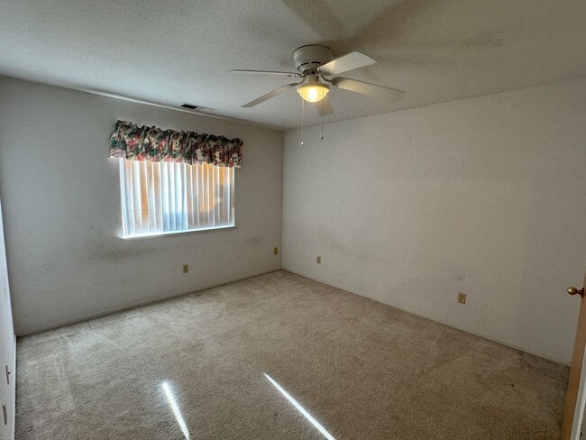 Building Photo - 3 bedroom 2 bath house in established neighborhood