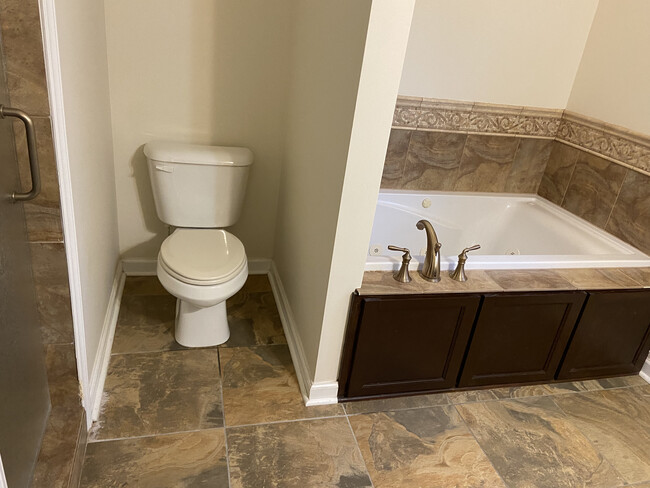 Main bath with shower door, tub and toilet - 1309 Ujamaa Dr