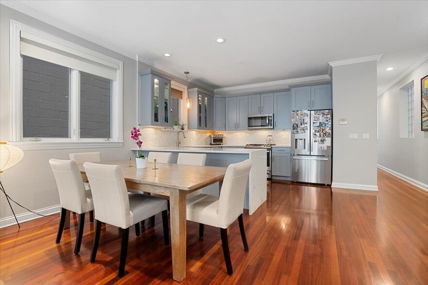 Building Photo - 1018 N Hermitage Ave