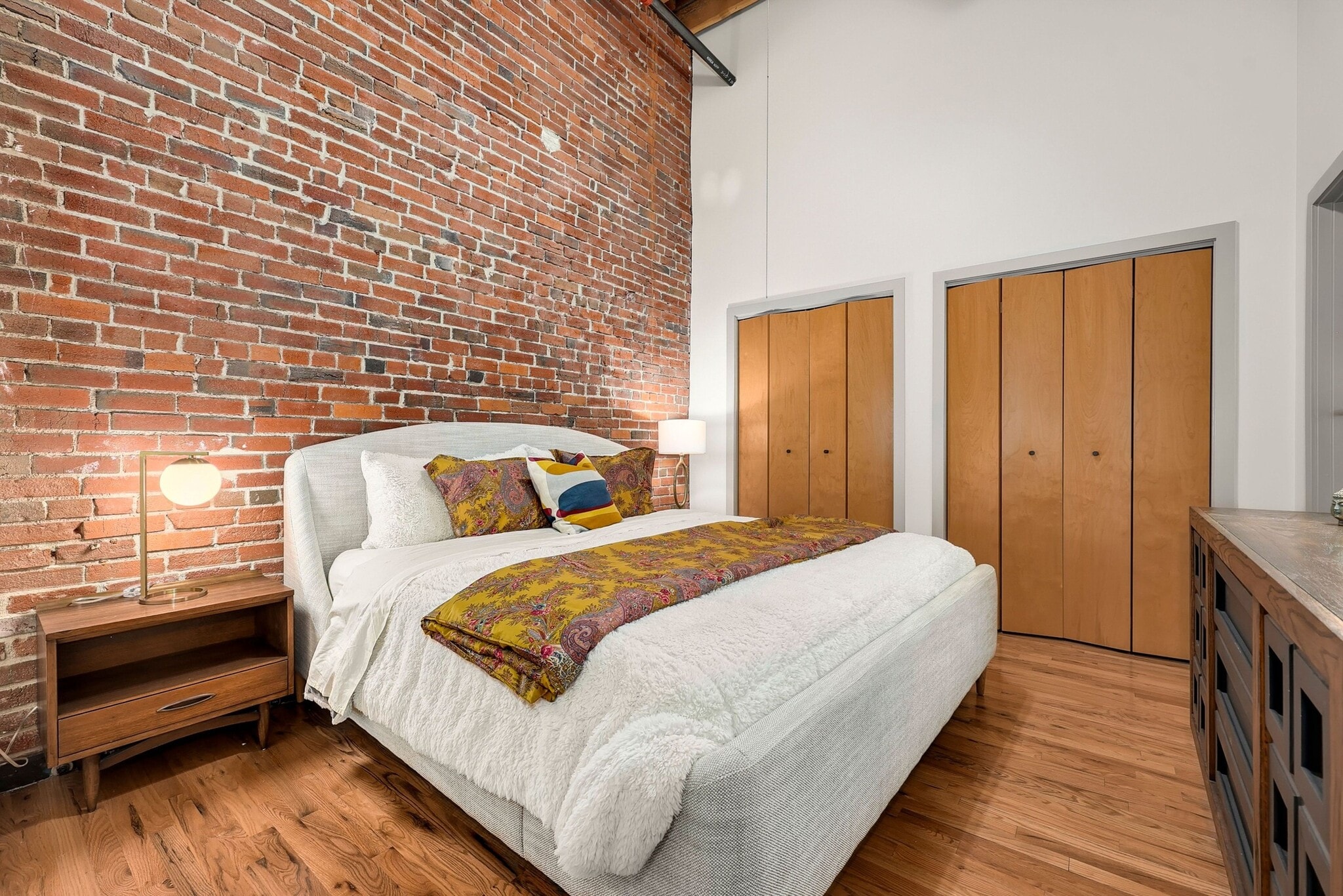 Bedroom w/king size bed - 1800 Lawrence St