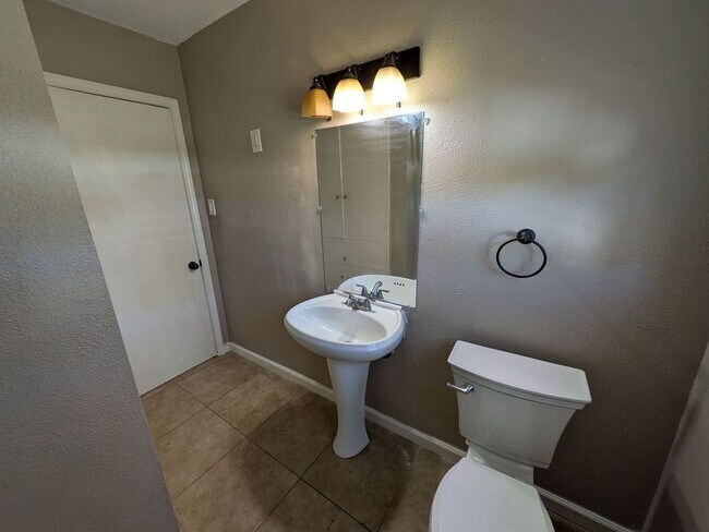 Building Photo - 3230 Maplewood Ln