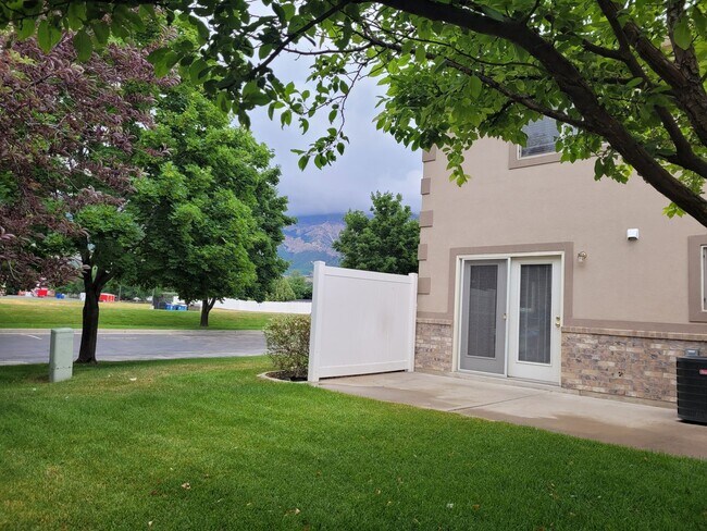 Building Photo - 2 Bed, 1.5 Bath Townhome in North Ogden with Private Patio – 2 Weeks Free Rent!