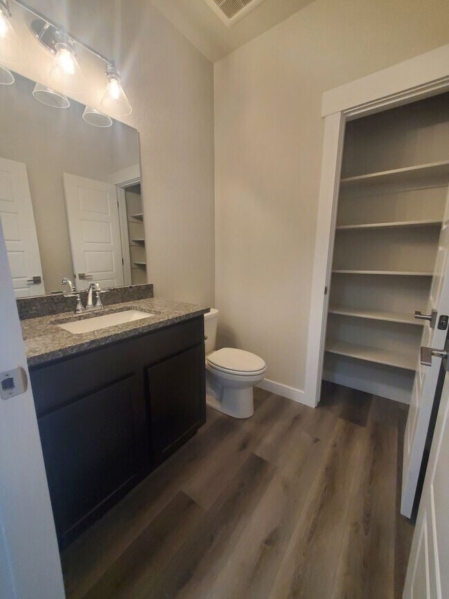 Building Photo - Updated and Very Spacious 3 Bedroom Townho...