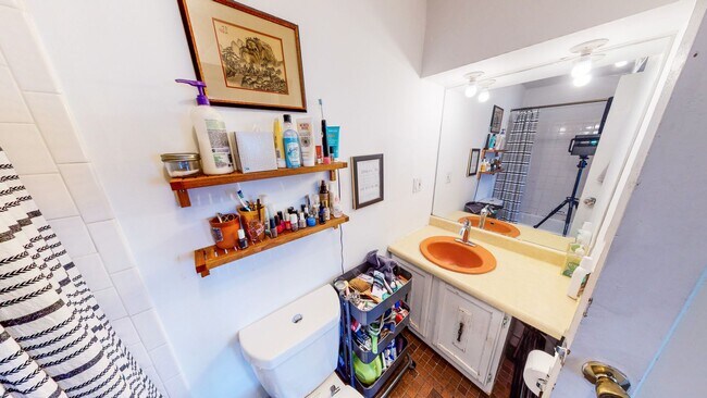 Building Photo - Luxuriously Remodeled 1BR Suite in East Rock | Designer Island Kitchen | Steps to Yale SOM