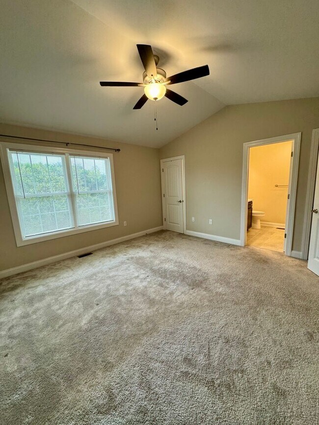 Building Photo - ***FIRST MONTHS RENT HALF PRICE***3BR/2.5B...
