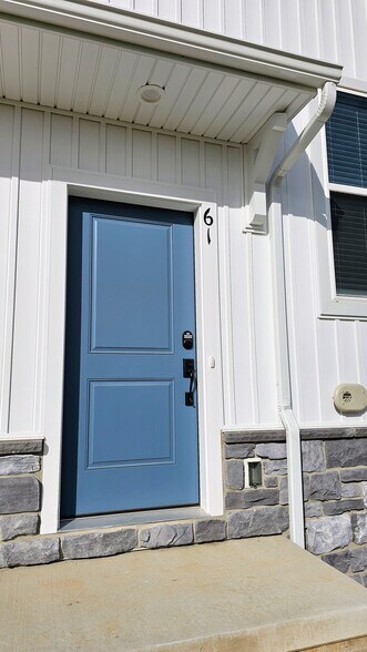 Building Photo - 61 N Conifer Dr