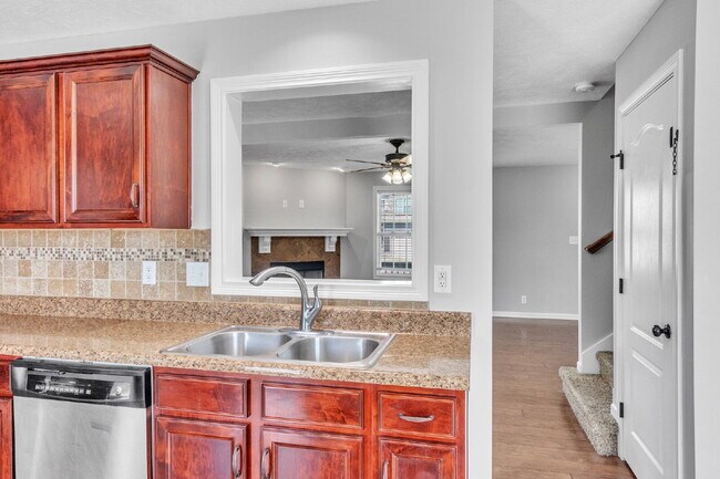 Building Photo - 3 bedroom home with fenced in backyard clo...
