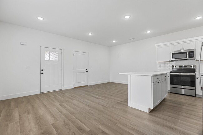 Building Photo - "Discover Comfort & Convenience: Spacious ...