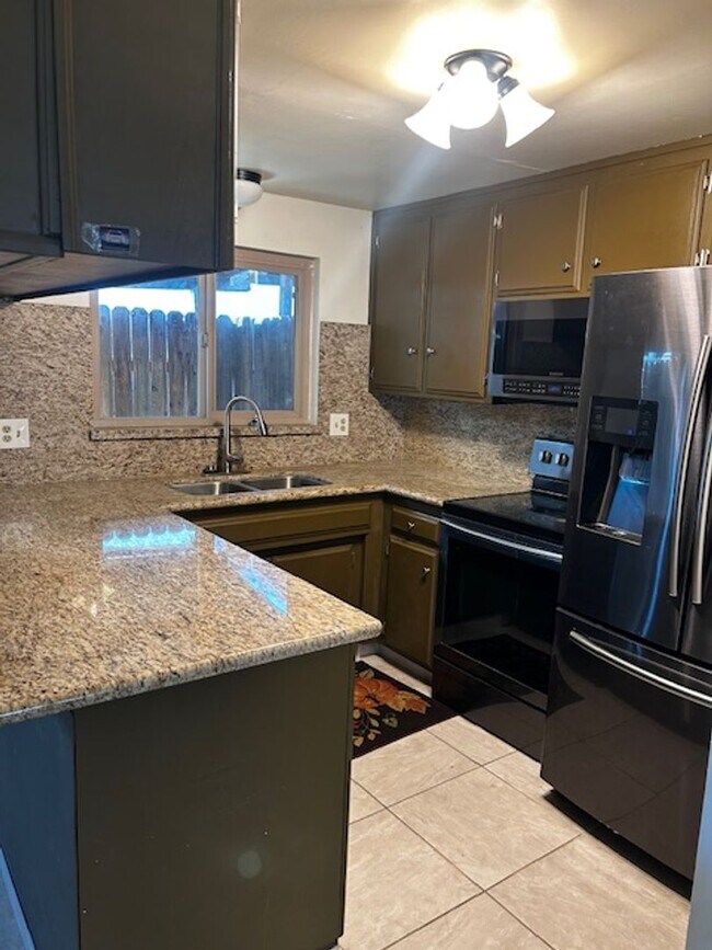 Building Photo - Single Family Home / Condo for Rent - Sout...