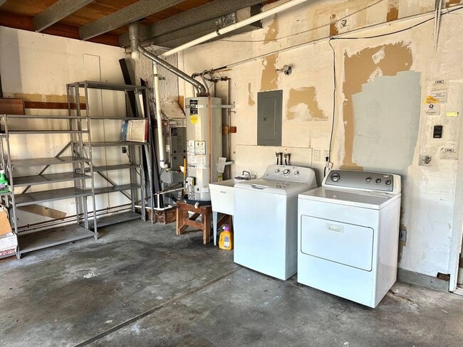 Building Photo - Virginia Hills-3 Bedroom, 2 Bath, Townhome with Garage and Pool