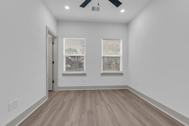 Building Photo - 5302 Kindred Gdn Ln