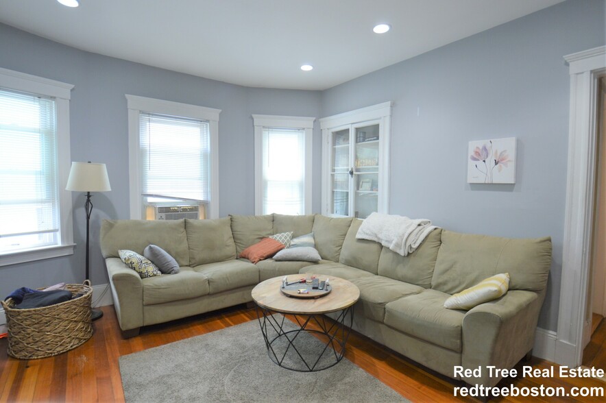 Primary Photo - 18 Hunnewell Ave