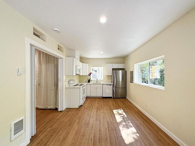 Building Photo - Beautiful One Bedroom Duplex in Fox Hollow Area