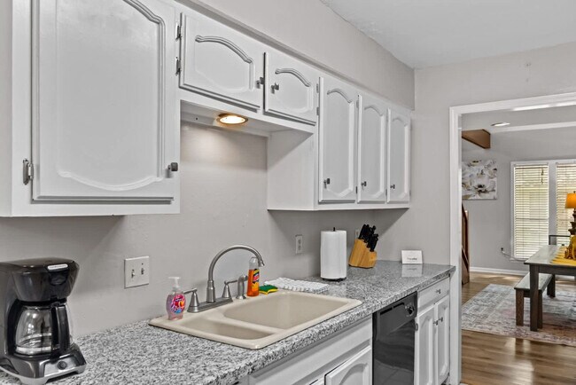 Building Photo - 1274 Sharlo Ave