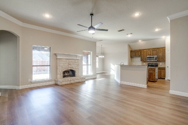 Building Photo - 3 bedroom, 2 bath Willow Park Beauty