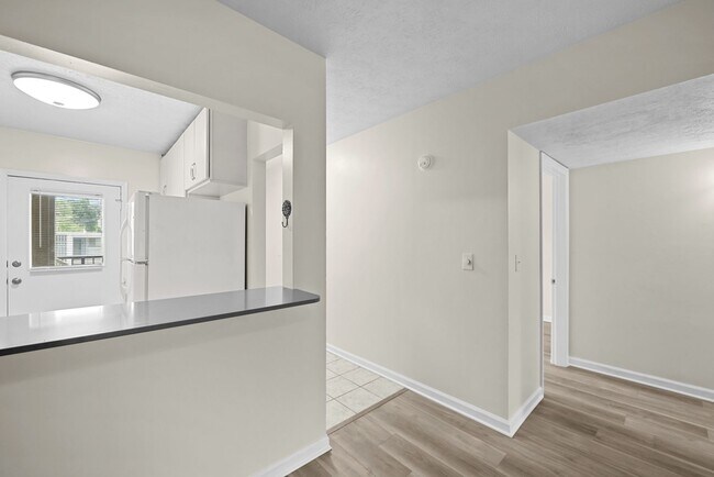 Building Photo - Newly Renovated 2BD/1.5 Bath Condo at Rege...