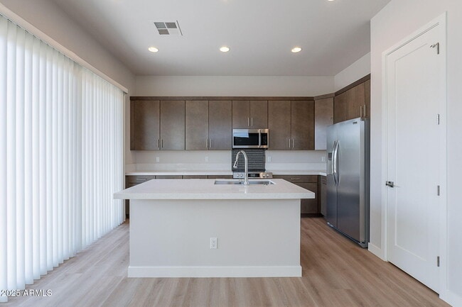 Building Photo - 6041 E Valley Way