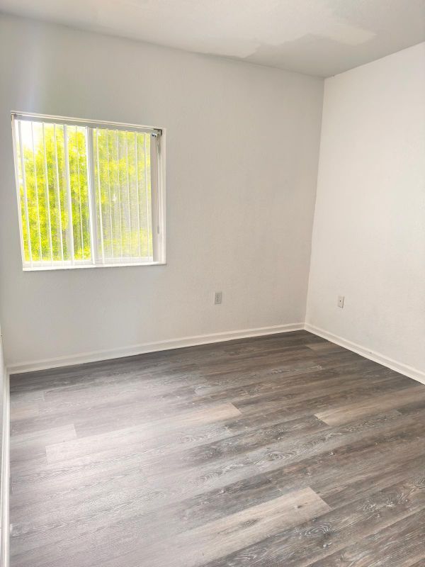 Building Photo - 1145 Golden Lakes Blvd